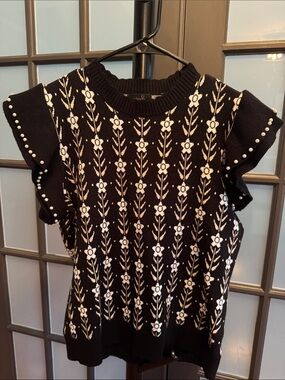 Black & White Floral Knit Ruffle Sleeve Top - Women